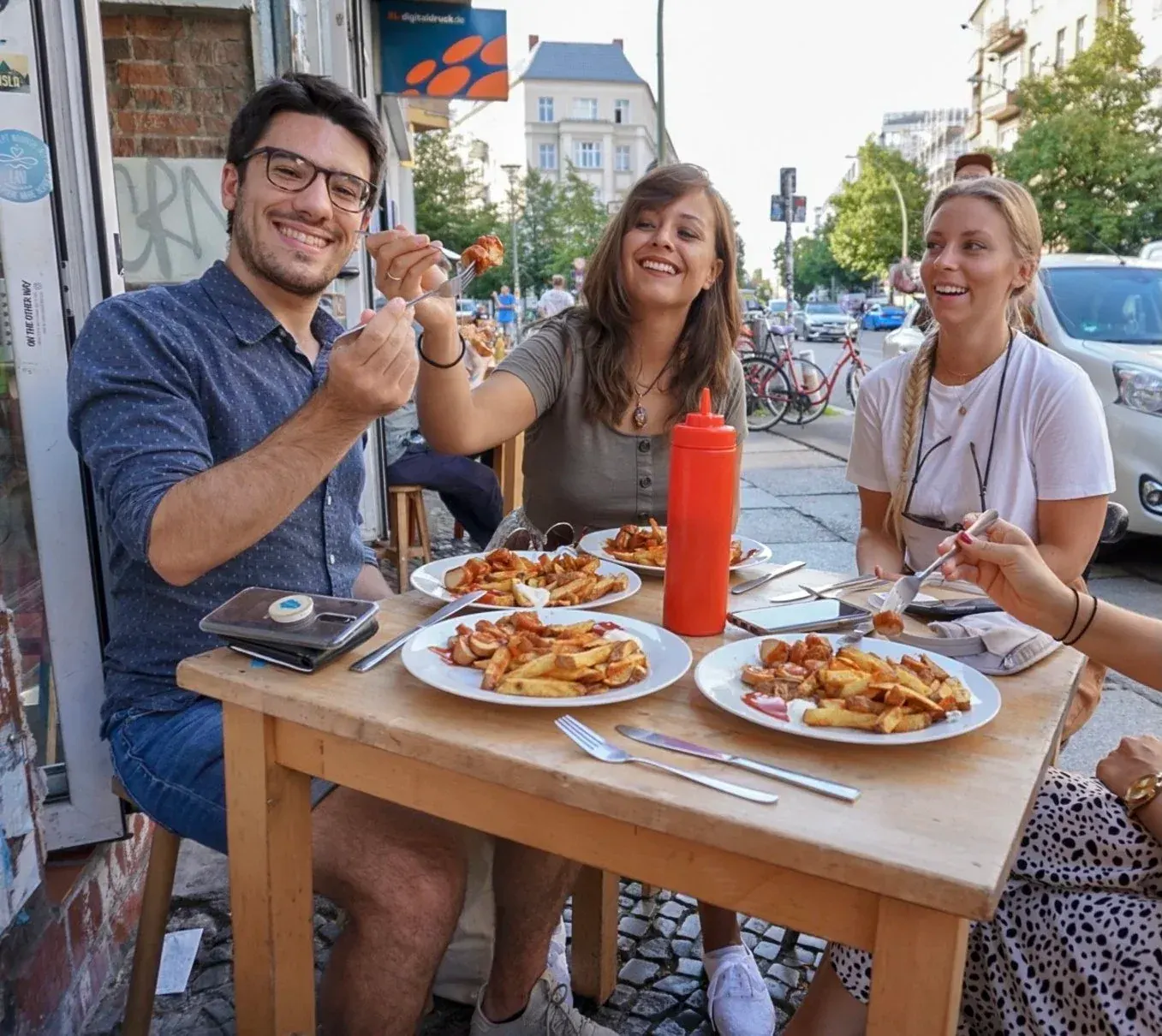 Guests tasting vegan food on the Berlin tour